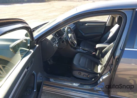 2017 Volkswagen Passat 1.8T R-Line z USA, uszkodzony, nr VIN 1VWDT7A32HC069757